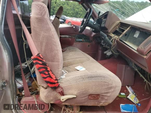 1988 Chevrolet Silverado 1500 с VIN 1GCDC14Z4JZ180118, выставлен на аукционе Copart как лот 63988084 с пробегом 45 030 миль миль и Списание • Salvage title. История ставок и продаж доступна на DreamBid. Изображение 7.