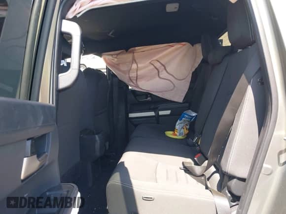 2024 Toyota Tacoma SR5 z VIN 3TMLB5JN8RM007836, wystawiony jako IAAI lot #42443151 z przebiegiem Nie podano mil oraz . Historia ofert i sprzedaży dostępna na DreamBid. Obrazek 8.