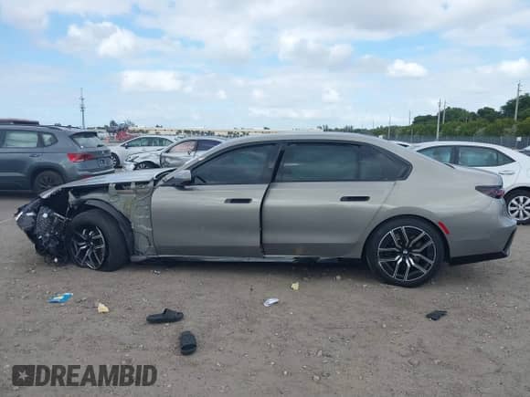 2023 BMW 7 Series 740i с VIN WBA23EH05PCM45793, выставлен на аукционе IAAI как лот 41095128 с пробегом 48 938 миль миль и . История ставок и продаж доступна на DreamBid. Изображение 14.