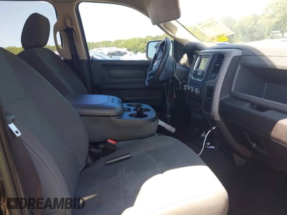 2018 Ram 1500 Express z VIN 1C6RR6KG5JS224520, wystawiony jako IAAI lot #42230272 z przebiegiem 140 748 mil mil oraz . Historia ofert i sprzedaży dostępna na DreamBid. Obrazek 5.