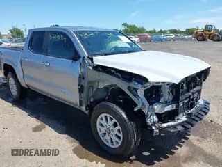 2024 Toyota Tacoma SR5 z VIN 3TMLB5JNXRM050011, wystawiony jako IAAI lot #42219359 z przebiegiem 11 137 mil mil oraz . Historia ofert i sprzedaży dostępna na DreamBid. Obrazek 1.
