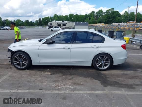 2014 BMW 3 Series 335i с VIN WBA3A9G52ENS64702, выставлен на аукционе IAAI как лот 42273812 с пробегом 83 517 миль миль и . История ставок и продаж доступна на DreamBid. Изображение 15.