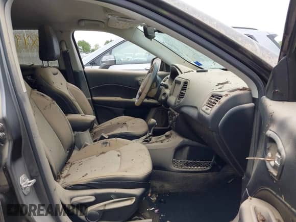 2019 Jeep Compass Latitude z VIN 3C4NJDBB5KT689600, wystawiony jako IAAI lot #43019885 z przebiegiem Nie podano mil oraz . Historia ofert i sprzedaży dostępna na DreamBid. Obrazek 5.
