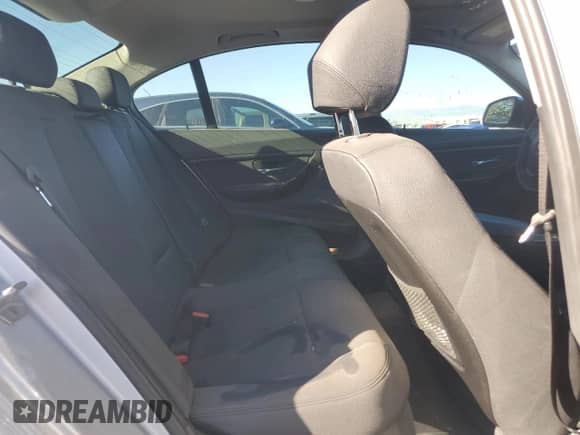 2018 BMW 3 Series 320i z VIN WBA8E1G50JNU92011, wystawiony jako Copart lot #89685525 z przebiegiem 122 021 mil mil oraz Czysty tytuł • Clean title. Historia ofert i sprzedaży dostępna na DreamBid. Obrazek 10.