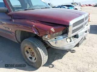 2001 Dodge 1500 z VIN 3B7HF13Z71G160844, wystawiony jako IAAI lot #43239158 z przebiegiem 151 114 mil mil oraz . Historia ofert i sprzedaży dostępna na DreamBid. Obrazek 6.