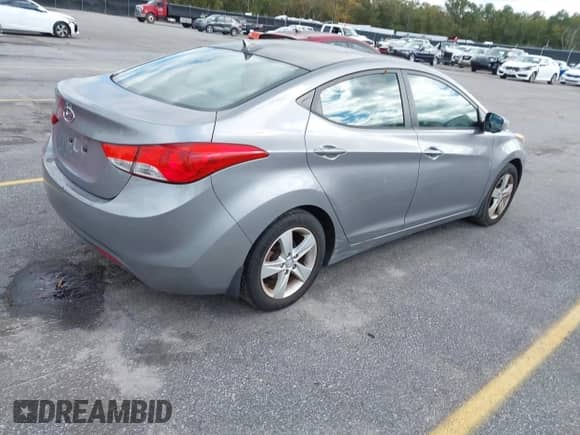 2013 Hyundai Elantra GLS z VIN KMHDH4AE9DU523071, wystawiony jako IAAI lot #43586642 z przebiegiem 176 733 mil mil oraz . Historia ofert i sprzedaży dostępna na DreamBid. Obrazek 4.