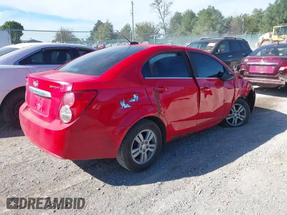 2015 Chevrolet Sonic LT с VIN 1G1JC5SH2F4174464, выставлен на аукционе IAAI как лот 43472112 с пробегом 177 207 миль миль и . История ставок и продаж доступна на DreamBid. Изображение 4.