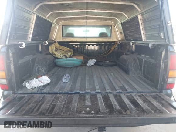 2005 GMC Sierra 1500 Work Truck z VIN 1GTEC14X75Z329663, wystawiony jako IAAI lot #42872806 z przebiegiem 182 385 mil mil oraz . Historia ofert i sprzedaży dostępna na DreamBid. Obrazek 8.