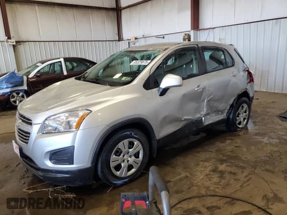 2016 Chevrolet Trax LS z VIN KL7CJKSB6GB558788, wystawiony jako Copart lot #85329875 z przebiegiem Nie podano mil oraz Szkoda całkowita • Salvage title. Historia ofert i sprzedaży dostępna na DreamBid. Obrazek 1.