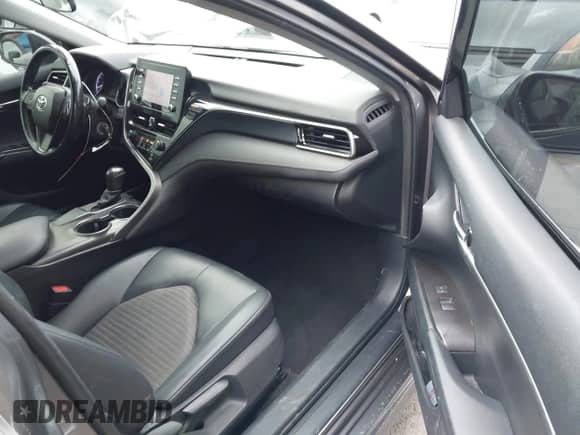 2021 Toyota Camry SE Nightshade z VIN 4T1G11AK8MU536707, wystawiony jako IAAI lot #43329430 z przebiegiem 61 408 mil mil oraz . Historia ofert i sprzedaży dostępna na DreamBid. Obrazek 5.