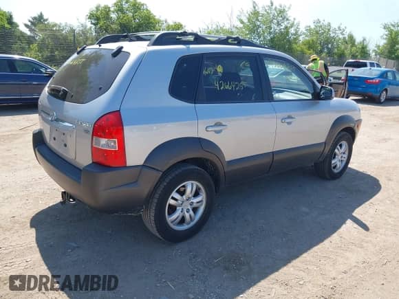 2007 Hyundai Tucson SE z VIN KM8JN12D67U617056, wystawiony jako IAAI lot #42664255 z przebiegiem 123 340 mil mil oraz . Historia ofert i sprzedaży dostępna na DreamBid. Obrazek 4.