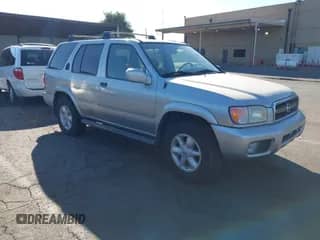 2002 Nissan Pathfinder SE z VIN JN8DR09Y72W733098, wystawiony jako IAAI lot #43239221 z przebiegiem 236 085 mil mil oraz . Historia ofert i sprzedaży dostępna na DreamBid. Obrazek 1.