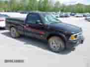 1997 Chevrolet S-10 LS z VIN 1GCCS144XVK240839, wystawiony jako IAAI lot #42137194 z przebiegiem 350 232 mil mil oraz . Historia ofert i sprzedaży dostępna na DreamBid. Obrazek 1.