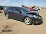 2014 Chevrolet Cruze 2LT z VIN 1G1PE5SB8E7288448, wystawiony jako Copart lot #49073415 z przebiegiem 65 413 mil mil oraz Szkoda całkowita • Salvage title. Historia ofert i sprzedaży dostępna na DreamBid. Obrazek 4.