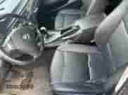 2007 BMW 3 Series 328i z VIN WBAVA37557NE29329, wystawiony jako Copart lot #90951755 z przebiegiem 168 081 mil mil oraz Czysty tytuł • Clean title. Historia ofert i sprzedaży dostępna na DreamBid. Obrazek 14.