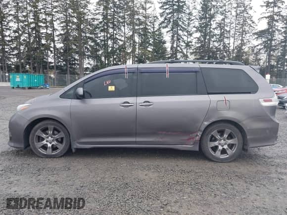 2017 Toyota Sienna SE with VIN 5TDXZ3DC0HS800493, listed as a IAAI auction lot 41946609 with Not provided miles and . Bid and sale history available at DreamBid. Image 14.