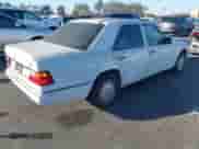 1990 Mercedes-Benz 300 E z VIN WDBEA30D4LB200863, wystawiony jako IAAI lot #43551698 z przebiegiem 235 205 mil mil oraz . Historia ofert i sprzedaży dostępna na DreamBid. Obrazek 4.