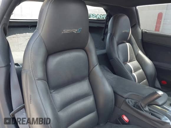 2010 Chevrolet Corvette ZR1 3ZR z VIN 1G1YN2DT1A5800405, wystawiony jako IAAI lot #42865158 z przebiegiem Nie podano mil oraz . Historia ofert i sprzedaży dostępna na DreamBid. Obrazek 8.