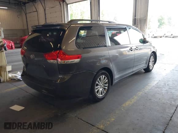 2012 Toyota Sienna XLE AAS z VIN 5TDYK3DC2CS217876, wystawiony jako IAAI lot #43145305 z przebiegiem 122 119 mil mil oraz . Historia ofert i sprzedaży dostępna na DreamBid. Obrazek 4.