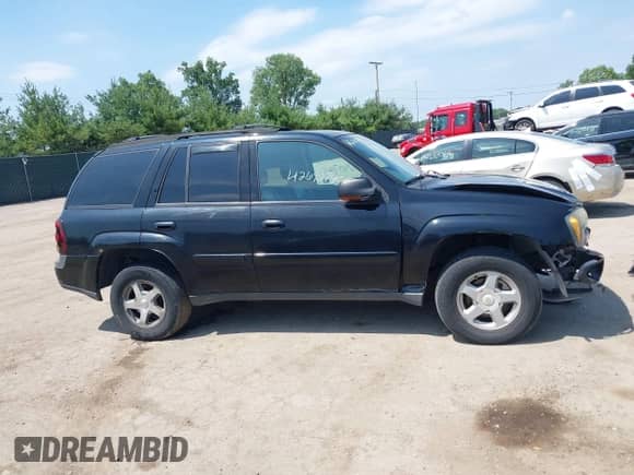 2005 Chevrolet TrailBlazer LS z VIN 1GNDT13S852333593, wystawiony jako IAAI lot #42690745 z przebiegiem 260 137 mil mil oraz . Historia ofert i sprzedaży dostępna na DreamBid. Obrazek 14.