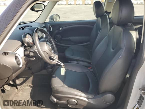 2013 MINI Hardtop with VIN WMWSU3C58DT371379, listed as a Copart auction lot 59606005 with 59,901 mi miles and Salvage title. Bid and sale history available at DreamBid. Image 7.