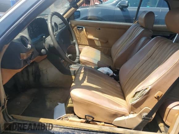 1984 Mercedes-Benz 300 с VIN WDBAB53A3EA071564, выставлен на аукционе Copart как лот 55493214 с пробегом 237 918 миль миль и Списание • Salvage title. История ставок и продаж доступна на DreamBid. Изображение 7.