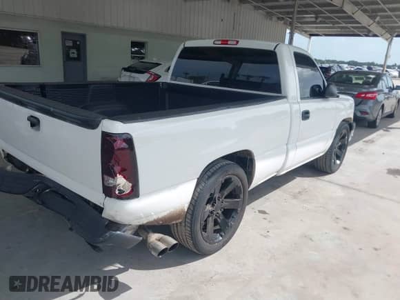 2005 Chevrolet Silverado 1500 Work Truck z VIN 1GCEC14XX5Z318107, wystawiony jako IAAI lot #43367766 z przebiegiem 104 186 mil mil oraz . Historia ofert i sprzedaży dostępna na DreamBid. Obrazek 4.