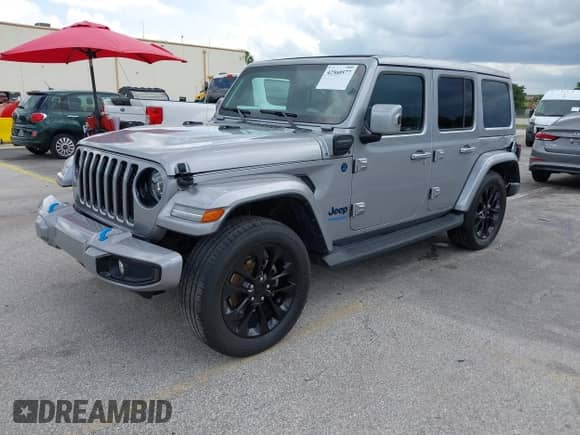 2021 Jeep Wrangler Unlimited Sahara z VIN 1C4JJXP67MW686559, wystawiony jako IAAI lot #42560577 z przebiegiem 43 902 mil mil oraz . Historia ofert i sprzedaży dostępna na DreamBid. Obrazek 2.