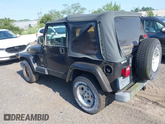2002 Jeep Wrangler Sahara z VIN 1J4FA59S02P703627, wystawiony jako IAAI lot #42815504 z przebiegiem 144 573 mil mil oraz . Historia ofert i sprzedaży dostępna na DreamBid. Obrazek 3.