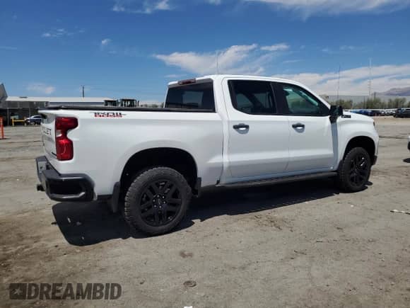 2024 Chevrolet Silverado 1500 Custom Trail Boss z VIN 3GCUDCE87RG454311, wystawiony jako Copart lot #66486955 z przebiegiem 3 402 mil mil oraz Szkoda całkowita • Salvage title. Historia ofert i sprzedaży dostępna na DreamBid. Obrazek 3.