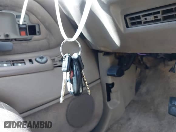 1997 Chevrolet Tahoe z VIN 1GNEC13RXVJ305186, wystawiony jako IAAI lot #41687258 z przebiegiem 247 634 mil mil oraz . Historia ofert i sprzedaży dostępna na DreamBid. Obrazek 11.