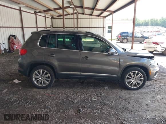 2016 Volkswagen Tiguan S z VIN WVGAV7AX9GW526060, wystawiony jako IAAI lot #43005118 z przebiegiem 115 426 mil mil oraz . Historia ofert i sprzedaży dostępna na DreamBid. Obrazek 13.