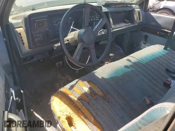 1988 Chevrolet Silverado 1500 z VIN 1GCDC1424JZ220200, wystawiony jako Copart lot #60512284 z przebiegiem 140 877 mil mil oraz Czysty tytuł • Clean title. Historia ofert i sprzedaży dostępna na DreamBid. Obrazek 8.