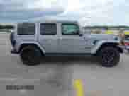 2021 Jeep Wrangler Unlimited Sahara z VIN 1C4JJXP67MW686559, wystawiony jako IAAI lot #42560577 z przebiegiem 43 902 mil mil oraz . Historia ofert i sprzedaży dostępna na DreamBid. Obrazek 13.