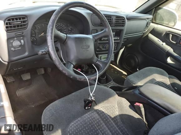 2002 Chevrolet S-10 z VIN 1GCCS14W228153611, wystawiony jako Copart lot #54957165 z przebiegiem 112 834 mil mil oraz Czysty tytuł • Clean title. Historia ofert i sprzedaży dostępna na DreamBid. Obrazek 8.