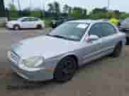 2001 Hyundai Sonata z VIN KMHWF25S21A379802, wystawiony jako IAAI lot #42365177 z przebiegiem 57 890 mil mil oraz . Historia ofert i sprzedaży dostępna na DreamBid. Obrazek 2.