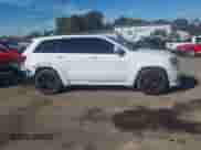 2017 Jeep Grand Cherokee SRT z VIN 1C4RJFDJ6HC754640, wystawiony jako IAAI lot #40944008 z przebiegiem 93 412 mil mil oraz . Historia ofert i sprzedaży dostępna na DreamBid. Obrazek 13.