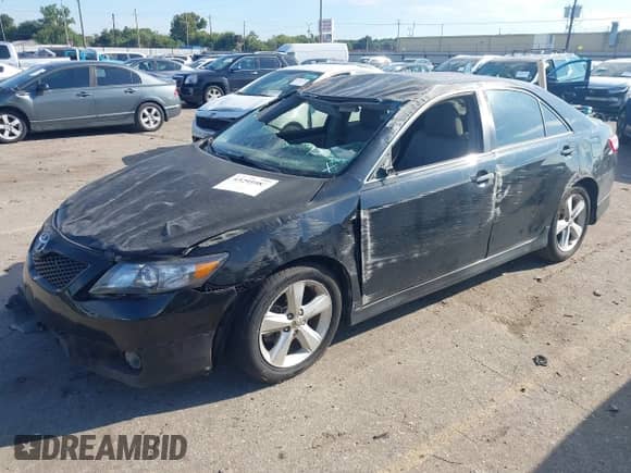 2011 Toyota Camry LE z VIN 4T1BF3EK5BU744476, wystawiony jako IAAI lot #43295983 z przebiegiem 164 993 mil mil oraz . Historia ofert i sprzedaży dostępna na DreamBid. Obrazek 2.