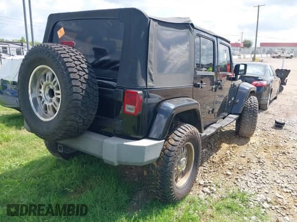 2007 Jeep Wrangler Unlimited Sahara с VIN 1J4GA59117L162954, выставлен на аукционе IAAI как лот 42709530 с пробегом Не указан миль и . История ставок и продаж доступна на DreamBid. Изображение 4.