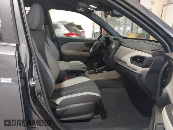 2025 Subaru Forester z VIN JF2SLDAC3SH489449, wystawiony jako IAAI lot #42607170 z przebiegiem 975 mil mil oraz . Historia ofert i sprzedaży dostępna na DreamBid. Obrazek 5.