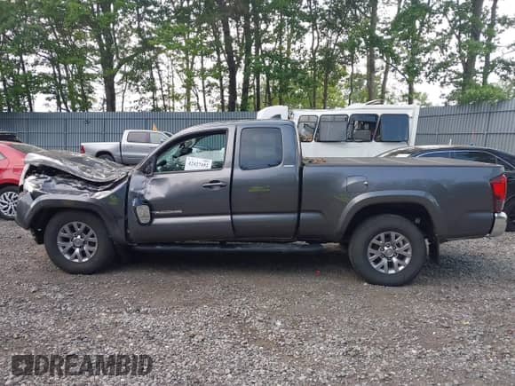 2018 Toyota Tacoma SR5 z VIN 5TFSZ5AN8JX150016, wystawiony jako IAAI lot #42427452 z przebiegiem 22 374 mil mil oraz . Historia ofert i sprzedaży dostępna na DreamBid. Obrazek 14.