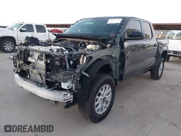 2025 Toyota Tacoma SR с VIN 3TYKD5HN0ST034194, выставлен на аукционе IAAI как лот 43437379 с пробегом 1 238 миль миль и . История ставок и продаж доступна на DreamBid. Изображение 2.