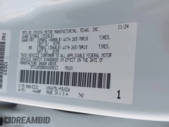 2025 Toyota Tundra SR5 z VIN 5TFLA5DB8SX265813, wystawiony jako IAAI lot #42659945 z przebiegiem 6 241 mil mil oraz . Historia ofert i sprzedaży dostępna na DreamBid. Obrazek 9.