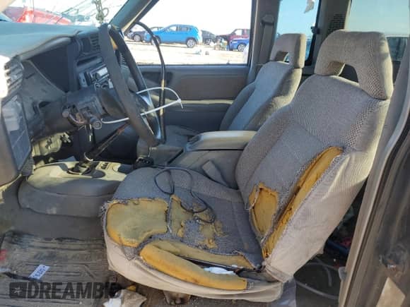 1994 Chevrolet S-10 LS z VIN 1GCCS19Z8R8175111, wystawiony jako Copart lot #46656235 z przebiegiem 207 567 mil mil oraz Szkoda całkowita • Salvage title. Historia ofert i sprzedaży dostępna na DreamBid. Obrazek 7.