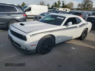 2020 Dodge Challenger R/T z VIN 2C3CDZBT3LH222579, wystawiony jako Copart lot #84290705 z przebiegiem 80 327 mil mil oraz Szkoda całkowita • Salvage title. Historia ofert i sprzedaży dostępna na DreamBid. Obrazek 1.