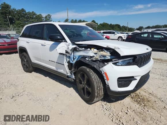 2024 Jeep Grand Cherokee Altitude z VIN 1C4RJGAG5RC261080, wystawiony jako Copart lot #70548745 z przebiegiem 4 769 mil mil oraz Szkoda całkowita • Salvage title. Historia ofert i sprzedaży dostępna na DreamBid. Obrazek 4.