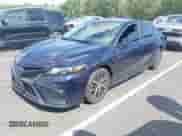 2021 Toyota Camry SE Nightshade z VIN 4T1G11AKXMU519763, wystawiony jako IAAI lot #43319480 z przebiegiem 97 862 mil mil oraz . Historia ofert i sprzedaży dostępna na DreamBid. Obrazek 2.