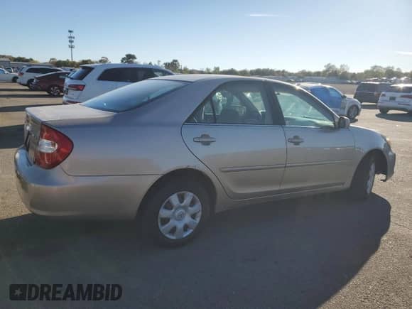 2002 Toyota Camry LE z VIN 4T1BE32K82U588621, wystawiony jako Copart lot #86985085 z przebiegiem 252 745 mil mil oraz Szkoda całkowita • Salvage title. Historia ofert i sprzedaży dostępna na DreamBid. Obrazek 3.