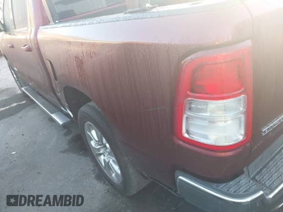 2021 Ram 1500 Lone Star z VIN 1C6SRFFT8MN636149, wystawiony jako IAAI lot #43114406 z przebiegiem 77 671 mil mil oraz . Historia ofert i sprzedaży dostępna na DreamBid. Obrazek 3.