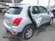 2022 Chevrolet Trax LS z VIN KL7CJKSMXNB551521, wystawiony jako IAAI lot #43430400 z przebiegiem 10 899 mil mil oraz . Historia ofert i sprzedaży dostępna na DreamBid. Obrazek 4.